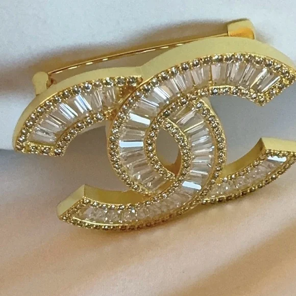 Chanel pin and brooches - Picture 2 of 5